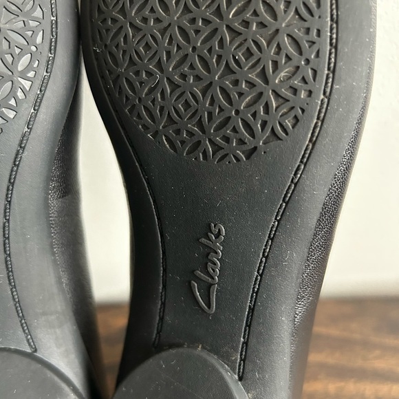 Clark’s Black Leather Women's Flats, Size 7.5 - Picture 8 of 11